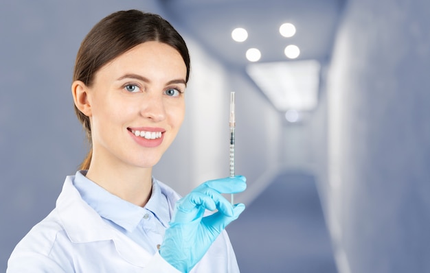 Doctor mujer con una jeringa de medicina