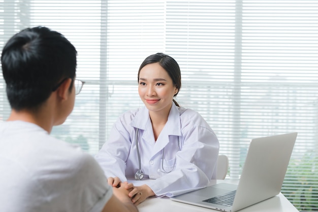 Doctor mujer y paciente masculino están discutiendo