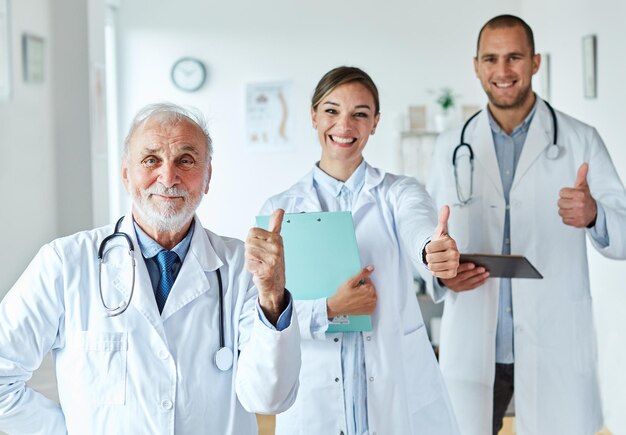 Doctor mujer retrato hospital equipo hombre enfermera médico salud medicina estetoscopio