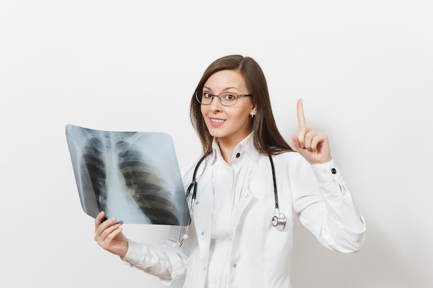 Doctor mujer señalar con el dedo índice hacia arriba, radiografía de los pulmones, roentgen de fluorografía aislado sobre fondo blanco. Doctora en bata médica, estetoscopio, gafas. Personal sanitario. Neumonía. Copia espacio