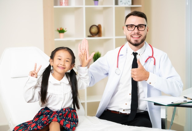 Doctor y niño feliz en el hospital. Cuidado de la salud y servicio médico.