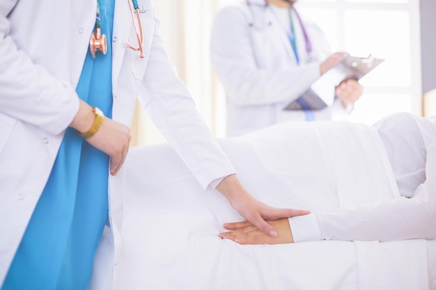 Doctor o enfermera hablando con un paciente en el hospital