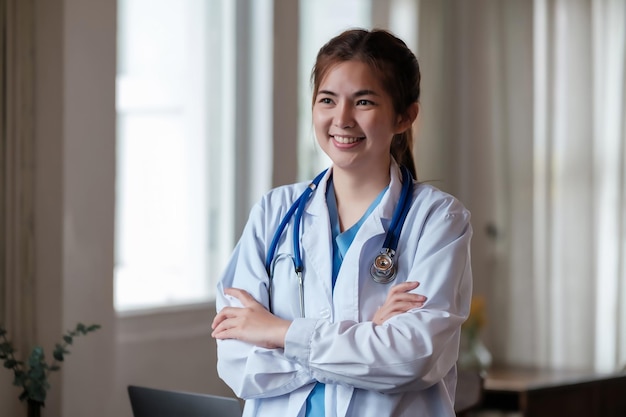 Doctor o retrato con los brazos cruzados en el hospital para confianza confianza o sonrisa en la clínica médica para profesional sobre nosotros