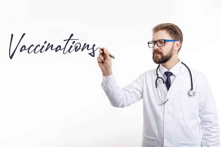 Doctor con ojos entrecerrados escribiendo la palabra de vacunación en el aire