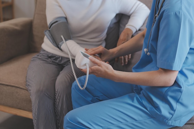 Doctor y paciente hablando mientras están sentados en el escritorio en la oficina del hospital primer plano de manos humanas Medicina y concepto de atención médica