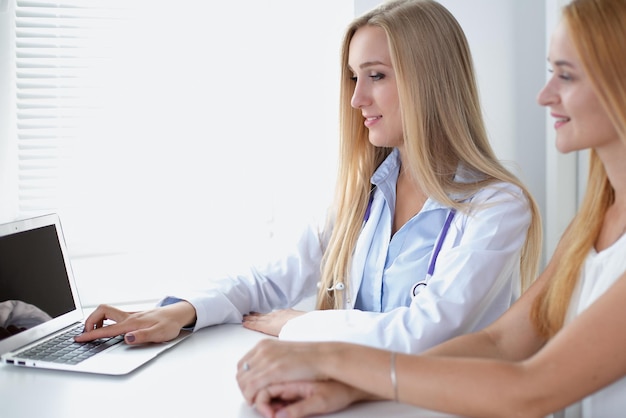 Doctor con paciente en el hospital. Concepto de medicina y atención de la salud.