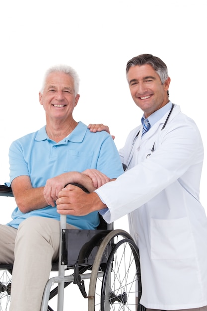 Doctor con paciente mayor en silla de ruedas