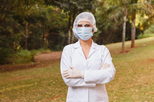 Doctor en el parque con los brazos cruzados.