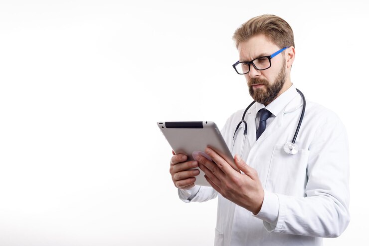 Doctor pensativo con información de control de barba a través de tableta