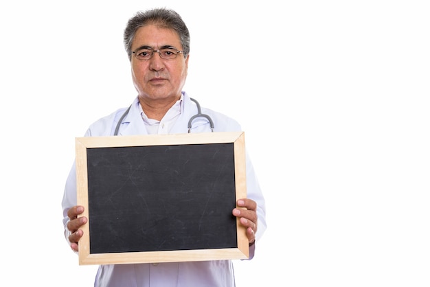 Doctor persa senior sosteniendo una pizarra en blanco