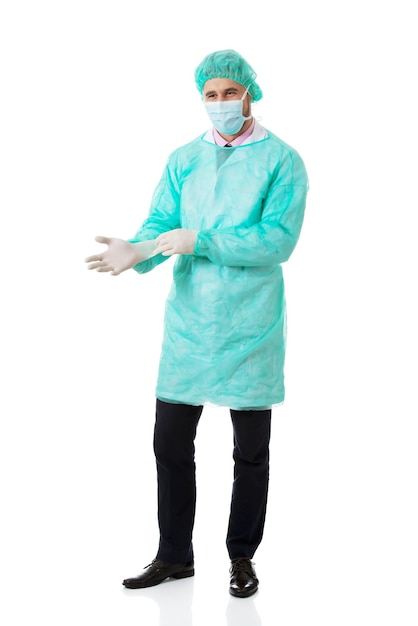 El doctor de pie contra un fondo blanco