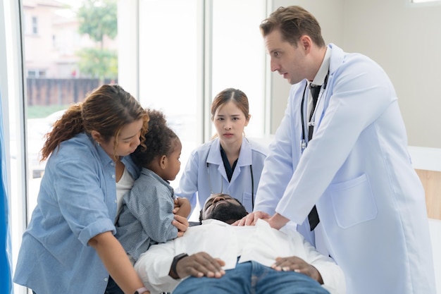 El doctor pone una férula a un paciente con una pierna.