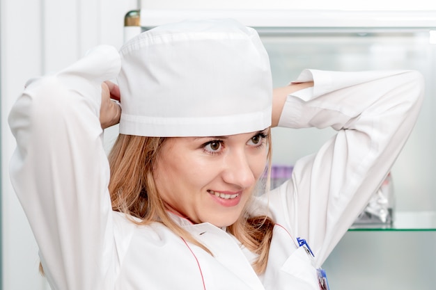 El doctor se pone una gorra médica.