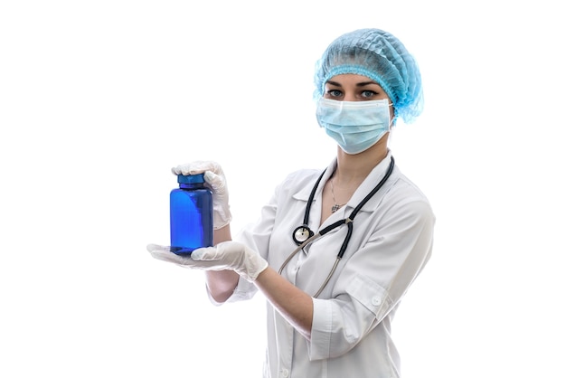 Doctor posando con botella azul aislado en blanco