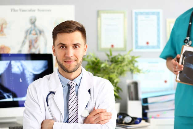 Doctor posando en gabinete de clínica