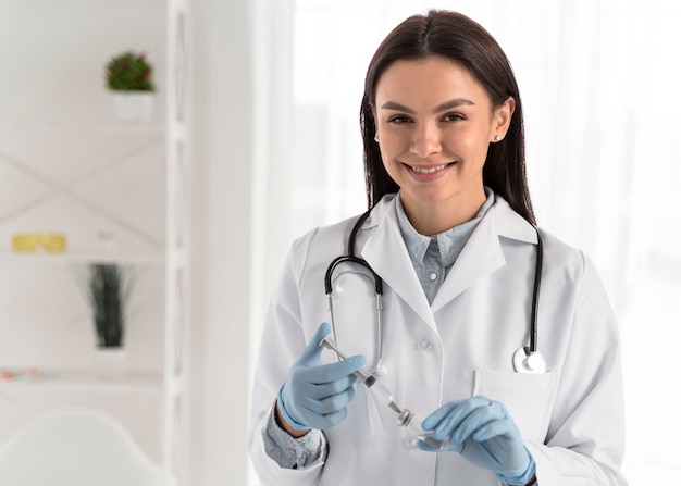 Foto doctor preparando la vacuna en una jeringa