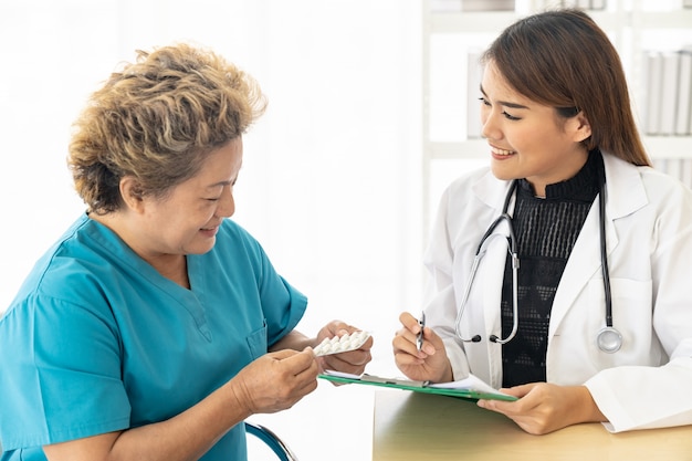 Doctor prescribiendo pastillas paciente