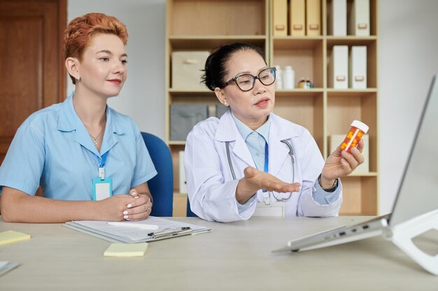 Doctor presentando un nuevo medicamento en la reunión