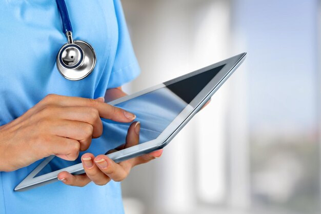 Doctor de primer plano en el hospital que trabaja con tablet pc