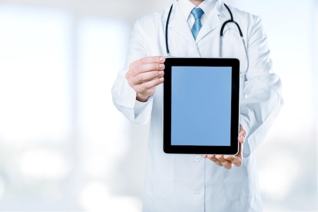 Doctor de primer plano en el hospital con tablet pc