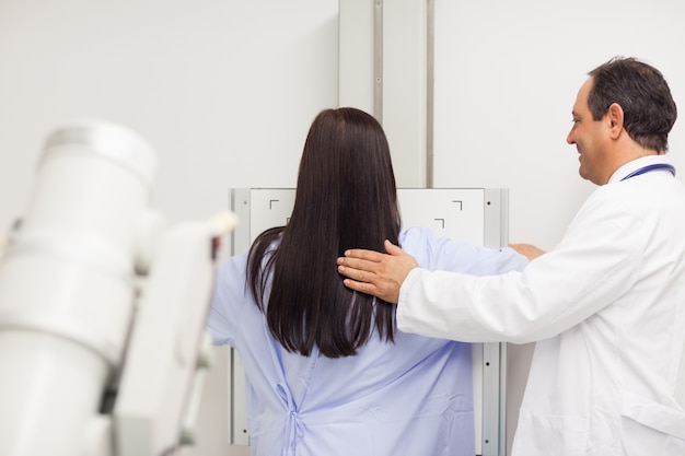 Doctor procediendo a una mamografía en un paciente