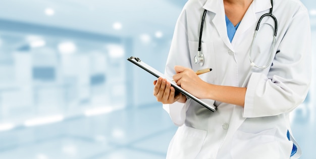 Doctor que trabaja en el hospital. Servicio sanitario y médico.