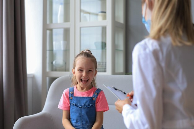 Doctor que trabaja con el pequeño paciente en el hospital.