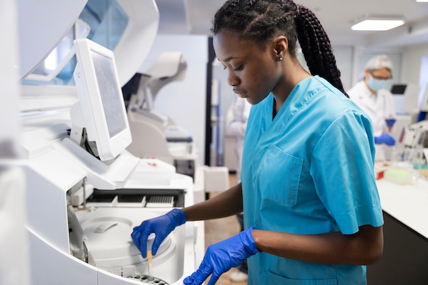 Foto doctor realizando investigaciones médicas en laboratorio