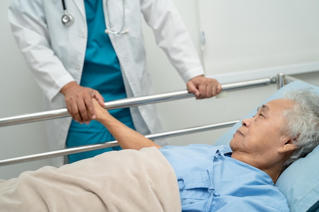 Doctor revisando al paciente acostarse en una cama en el hospital sano concepto médico fuerte