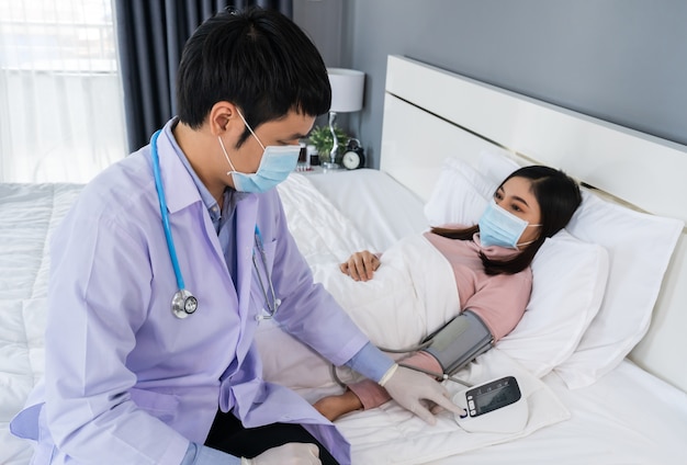 Doctor revisando al paciente en una habitación de hospital