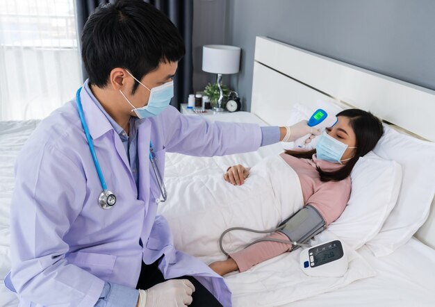 Doctor revisando al paciente en una habitación de hospital