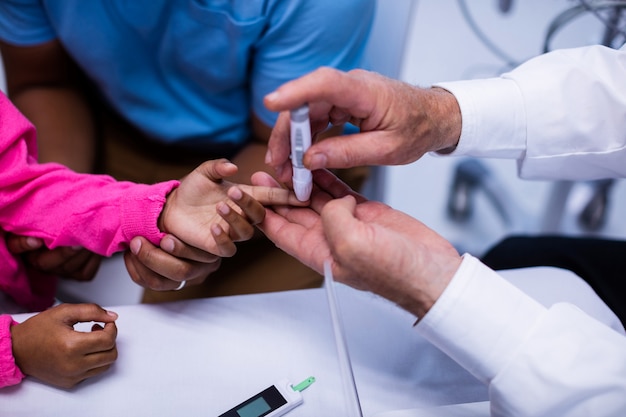 Doctor revisando el nivel de azúcar del paciente