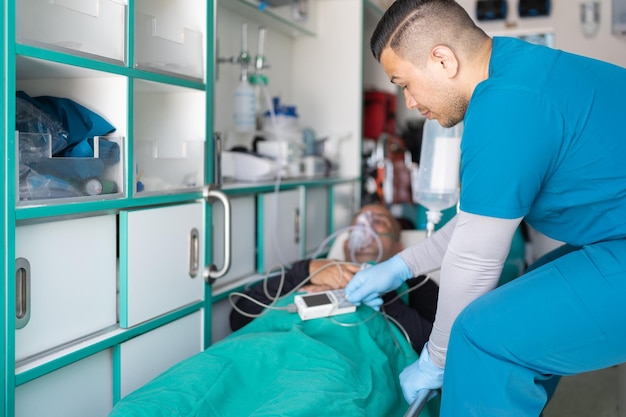 Doctor revisando a un paciente dentro de una ambulancia