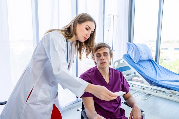 Doctor revisando paciente masculino la temperatura