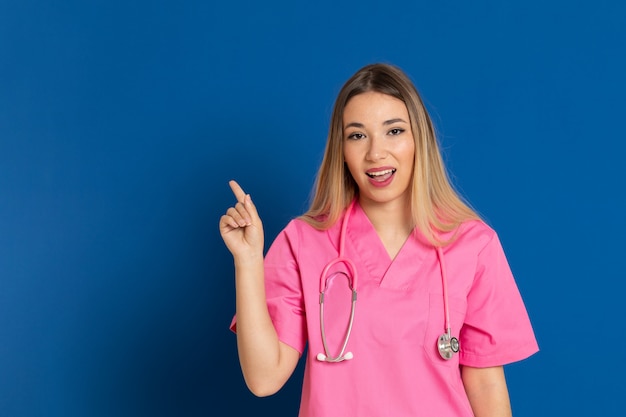 Foto doctor rubio con uniforme rosa