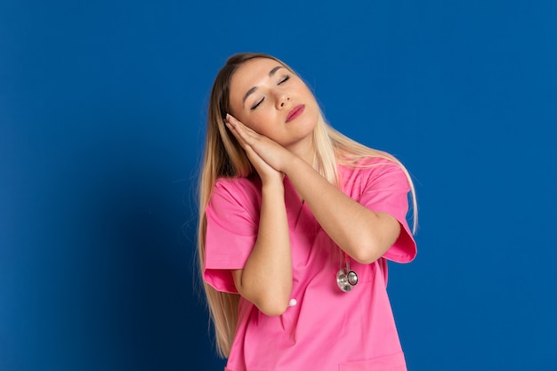 Foto doctor rubio con uniforme rosa