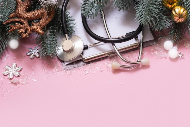 Doctor's Stethoskop und XMAS Dekorationen Draufsicht Medizinische Winterferien Weihnachten Neujahr Hintergrund mit Textfreiraum