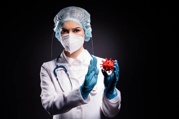 Doctor serio dama después del trabajo en turnos de noche aislado sobre fondo de color negro