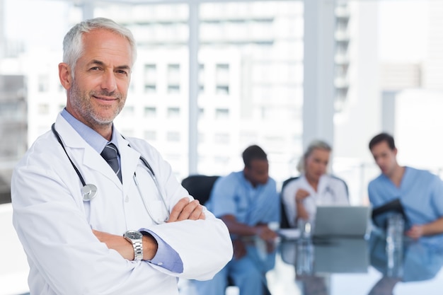 Doctor sonriente con los brazos cruzados