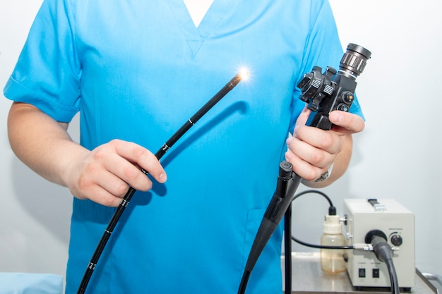 Doctor sosteniendo el endoscopio antes de la gastroscopia
