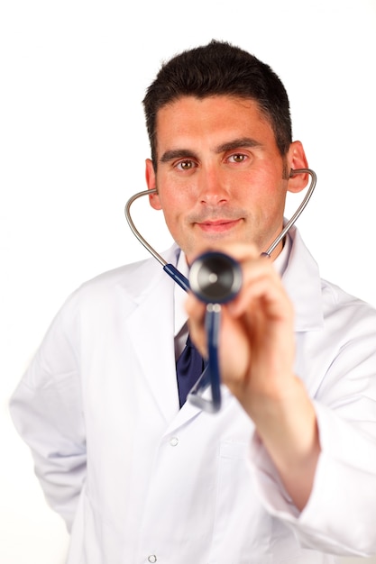 Doctor sosteniendo un estetoscopio