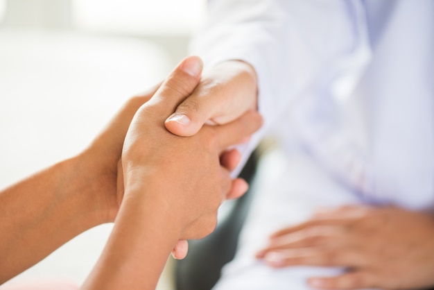 Doctor sosteniendo la mano del paciente. Concepto de medicina y salud.