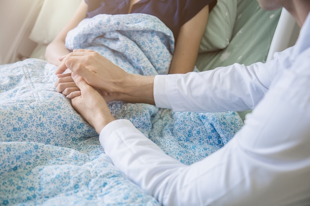 Foto doctor sosteniendo la mano del paciente