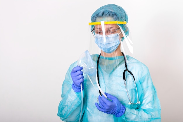 Doctor sosteniendo la máscara de oxígeno como para poner al paciente en el hospital, los trabajadores de la salud en la pandemia de Coronavirus Covid19 en el equipo de protección se pusieron la máscara de oxígeno diagnóstico del paciente del coronavirus