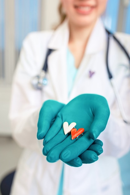 Doctor sosteniendo medicamentos, pastillas, pastillas, manos con guantes