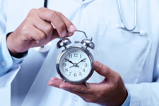 Foto doctor sosteniendo un reloj