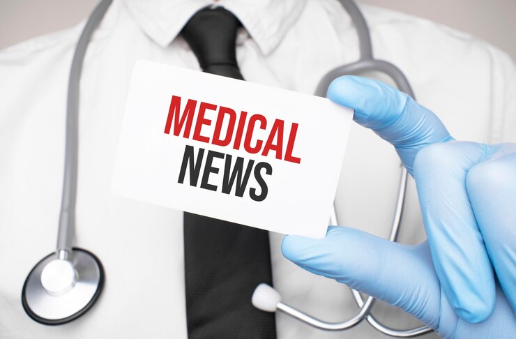 Doctor sosteniendo una tarjeta con texto medcal news, concepto médico