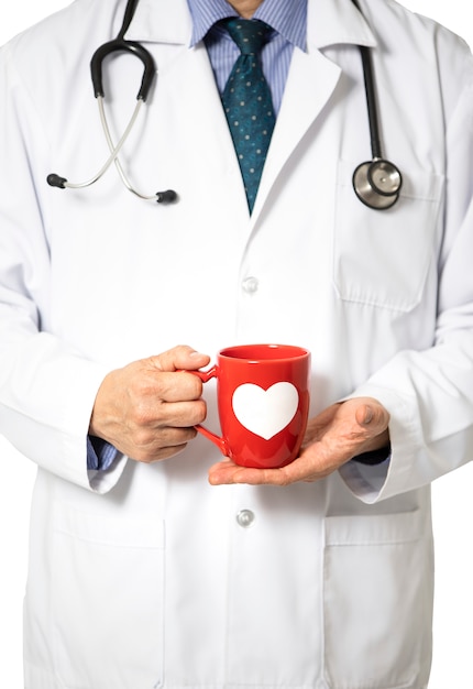 Un doctor sosteniendo una taza de café