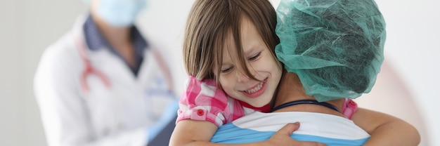 El doctor sostiene a la niña en sus brazos