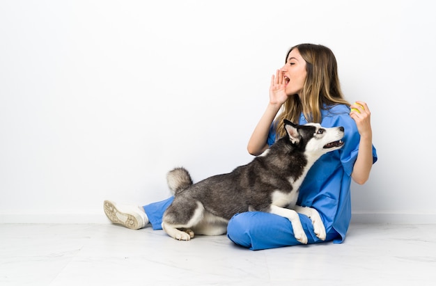 Doctor con su perro sentado en el suelo